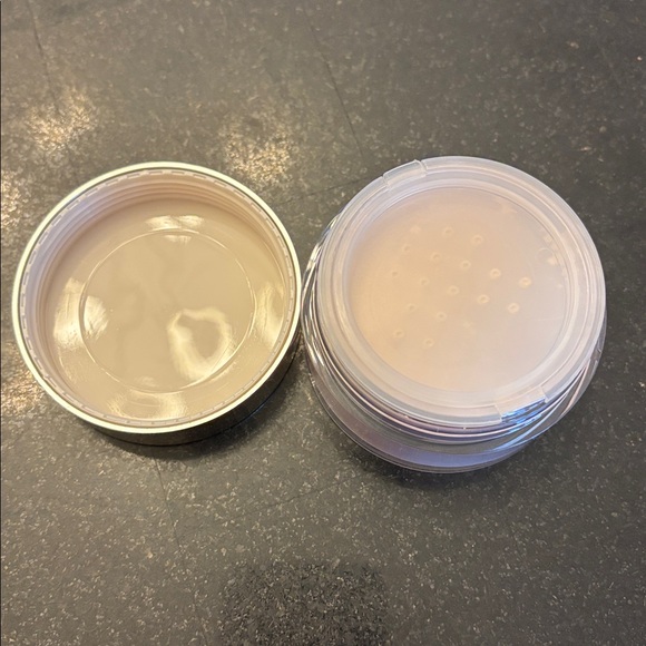 Too Faced Peach Perfect mattifying setting Powder in translucent Peach whisper - Picture 3 of 3